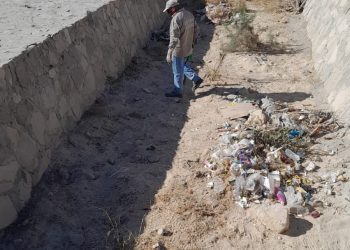 TRABAJA SERVICIOS PÚBLICOS EN LA LIMPIEZA DE CANALES Y CAUCES DE ARROYO EN LOS CABOS.