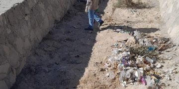 TRABAJA SERVICIOS PÚBLICOS EN LA LIMPIEZA DE CANALES Y CAUCES DE ARROYO EN LOS CABOS.