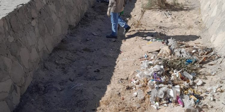 TRABAJA SERVICIOS PÚBLICOS EN LA LIMPIEZA DE CANALES Y CAUCES DE ARROYO EN LOS CABOS.