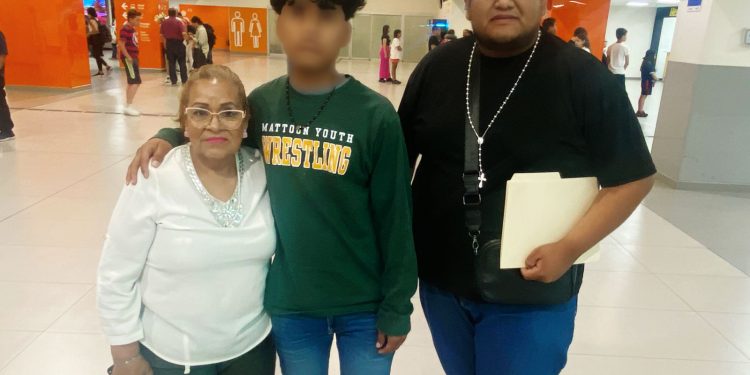 SMDIF LOS CABOS, CONCRETÓ EN DÍAS PASADOS LA RESTITUCIÓN DE DERECHOS A UN MENOR DE 15 AÑOS QUIEN FUE RECIBIDO POR SU TÍA MATERNA EN EL ESTADO DE CHIHUAHUA.