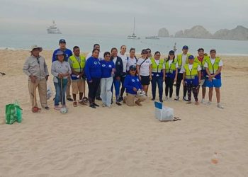 ZOFEMAT LOS CABOS Y LA SOCIEDAD CIVIL REALIZARON UNA LIMPIEZA EN LA PLAYA 8 CASCADAS