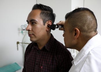 EVITAR INMERSIÓN EN ALBERCAS Y NO USAR OBJETOS PARA RASCARSE, PREVIENE INFECCIONES EN LOS OÍDOS: IMSS