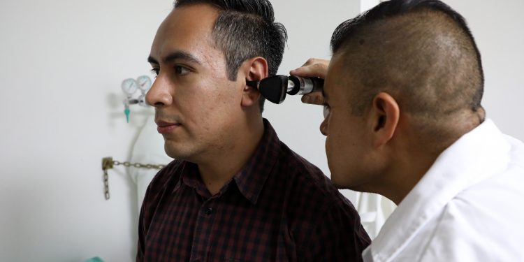 EVITAR INMERSIÓN EN ALBERCAS Y NO USAR OBJETOS PARA RASCARSE, PREVIENE INFECCIONES EN LOS OÍDOS: IMSS