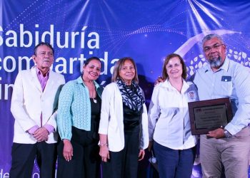 DURANTE SU XXV SEMANA DE LA COMUNIDAD UNIVERSIDAD MUNDIAL RECONOCE A LA ASOCIACIÓN DE ESCRITORES SUDCALIFORNIANOS