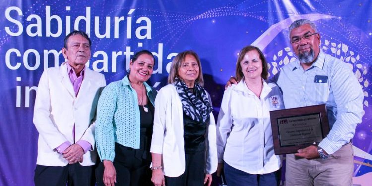 DURANTE SU XXV SEMANA DE LA COMUNIDAD UNIVERSIDAD MUNDIAL RECONOCE A LA ASOCIACIÓN DE ESCRITORES SUDCALIFORNIANOS