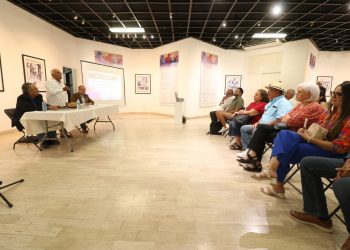 REALIZAN CONVERSATORIO HOMENAJE AL ESCRITOR JAVIER MANRÍQUEZ