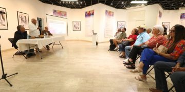 REALIZAN CONVERSATORIO HOMENAJE AL ESCRITOR JAVIER MANRÍQUEZ