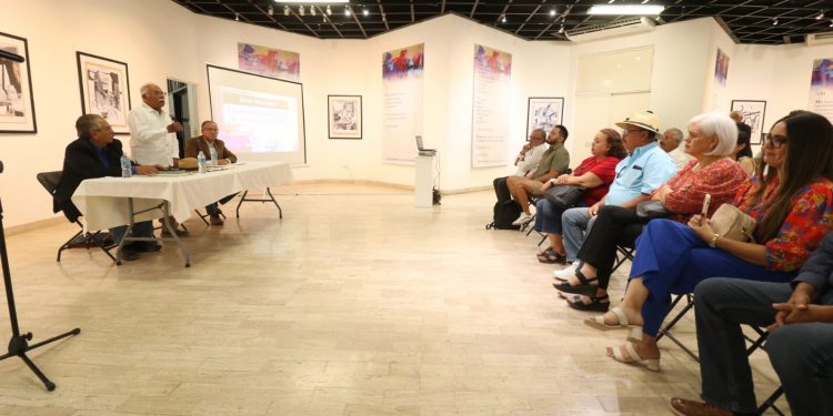 REALIZAN CONVERSATORIO HOMENAJE AL ESCRITOR JAVIER MANRÍQUEZ