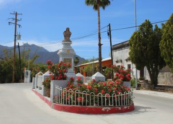 EL MONUMENTO A LA MADRES DEL POBLADO DE MIRAFLORES SE ENCUENTRA CONVERTIDO EN ATRACTIVO TURISTICO Y COMUNAL MIENTRAS QUE EL DE LA PAZ ESTA SERIAMENTE DAÑADO POR EL VANDALISMO