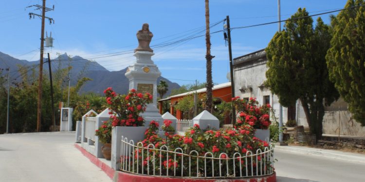 EL MONUMENTO A LA MADRES DEL POBLADO DE MIRAFLORES SE ENCUENTRA CONVERTIDO EN ATRACTIVO TURISTICO Y COMUNAL MIENTRAS QUE EL DE LA PAZ ESTA SERIAMENTE DAÑADO POR EL VANDALISMO