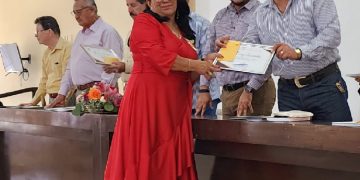 ENTREGAN AUTORIDADES DEL GOBIERNO DE LOS CABOS RECONOCIMIENTOS A DOCENTES JUBILADOS Y PENSIONADOS