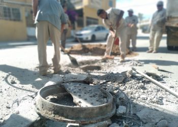 OOMSAPAS LOS CABOS CONTINÚA CON EL REEMPLAZO DE TAPAS DE POZOS DE VISITA PARA PROTEGER LAS REDES DE ALCANTARILLADO SANITARIO