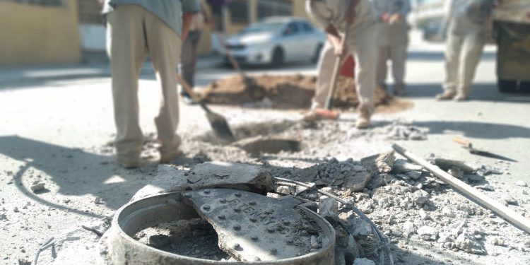 OOMSAPAS LOS CABOS CONTINÚA CON EL REEMPLAZO DE TAPAS DE POZOS DE VISITA PARA PROTEGER LAS REDES DE ALCANTARILLADO SANITARIO