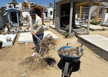 SERVICIOS PÚBLICOS DE LOS CABOS LLEVÓ A CABO LABORES DE LIMPIEZA EN LOS CEMENTERIOS DEL MUNICIPIO