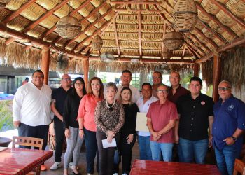 SE REÚNE FELIPE LÓPEZ CON EMPRESARIOS DE LA CANIRAC EN LA PAZ