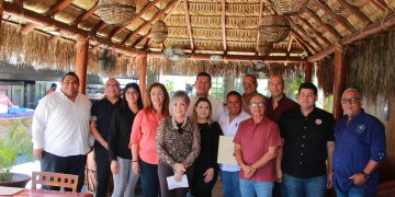 SE REÚNE FELIPE LÓPEZ CON EMPRESARIOS DE LA CANIRAC EN LA PAZ