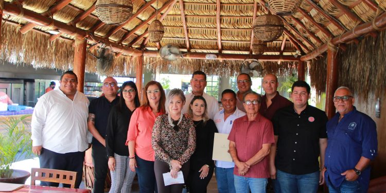 SE REÚNE FELIPE LÓPEZ CON EMPRESARIOS DE LA CANIRAC EN LA PAZ