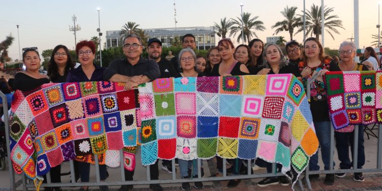 ELABORAN 90 MANTAS DE “GRAFITI TEJIDO” PARA INTERNAS DEL CENTRO DE REINSERCIÓN SOCIAL DE LA PAZ