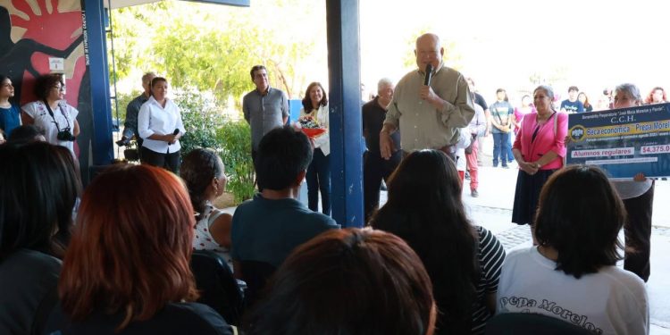 ENTREGA GOBIERNO DE BCS, BECAS A MÁS DE 200 ESTUDIANTES DE LA PREPARATORIA “JOSÉ MARÍA MORELOS”