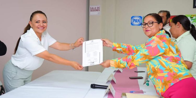 TRAS LAS HUELLAS Por Monserrath Villalejo Baeza