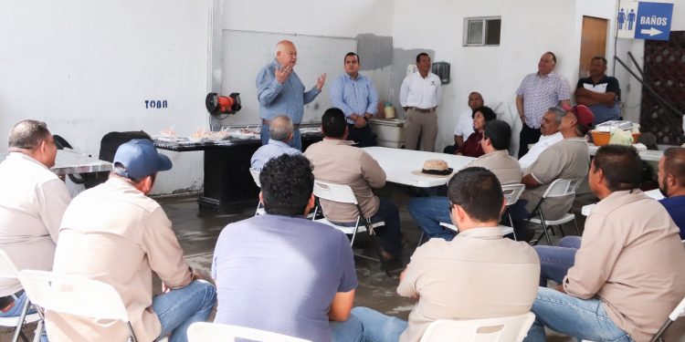 SOSTIENE VMCC REUNIÓN CON TRABAJADORES DE MANTENIMIENTO DE GOBIERNO