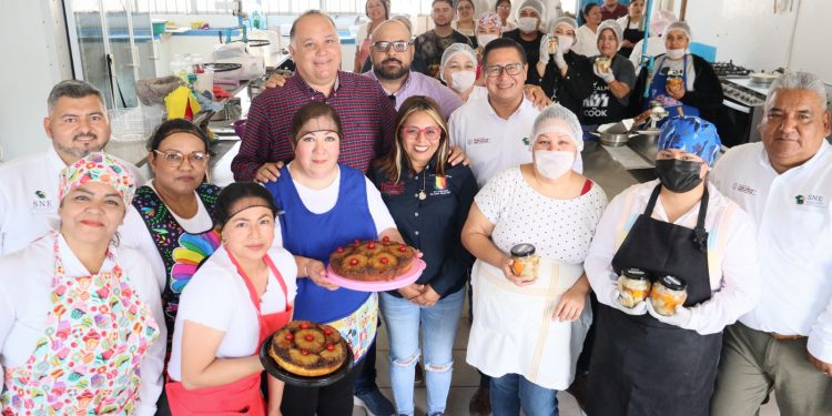 ENTREGAN UNIFORMES A PERSONAL DE ICATEBCS