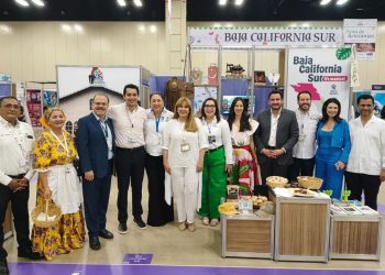 ELABORAN 90 MANTAS DE “GRAFITI TEJIDO” PARA INTERNAS DEL CENTRO DE REINSERCIÓN SOCIAL DE LA PAZ