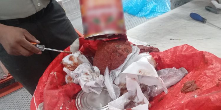 EN QUERÉTARO, GUARDIA NACIONAL ASEGURA 12 KILOS DE APARENTE DROGA SINTÉTICA CRISTAL OCULTOS EN LATAS DE SALSA PARA PIZZA