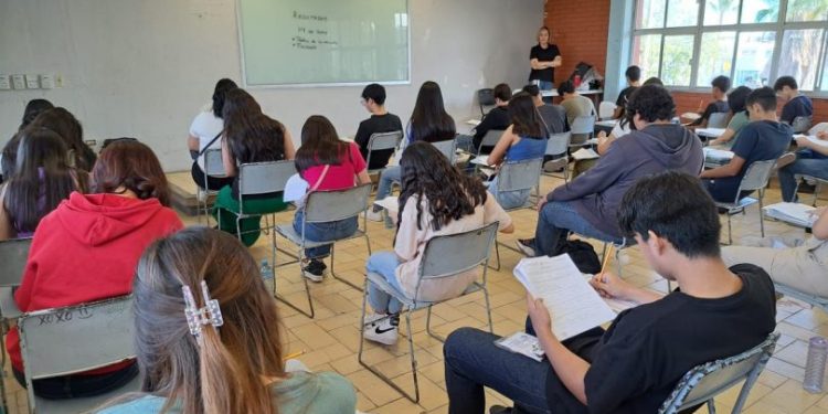 ENTREGAN MÁS DE 3 MIL CUADROS DE GRAFITI TEJIDO EN EL CAM “LUZ DAVIS DE MENDOZA”