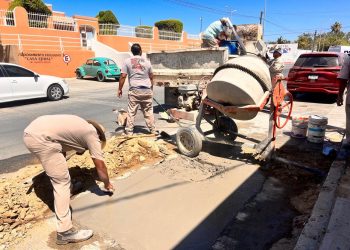 OOMSAPAS LOS CABOS CONTINÚA CON TRABAJOS DE BACHEO Y REPARACIÓN DE BANQUETAS EN LA DELEGACIÓN DE CABO SAN LUCAS