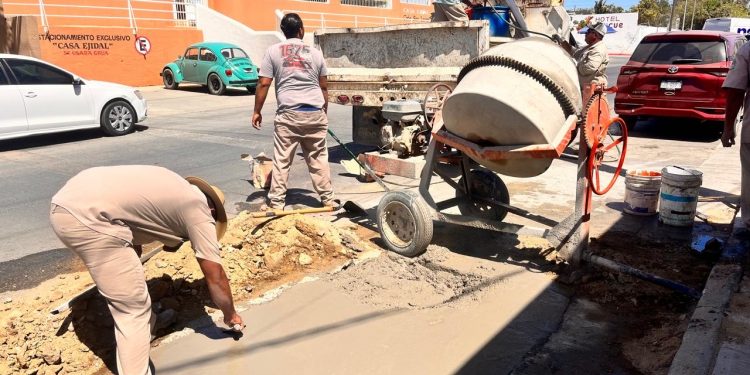 OOMSAPAS LOS CABOS CONTINÚA CON TRABAJOS DE BACHEO Y REPARACIÓN DE BANQUETAS EN LA DELEGACIÓN DE CABO SAN LUCAS