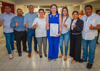 RECIBE CONSTANCIA COMO PRESIDENTA ELECTA EDITH AGUILAR VILLAVICENCIO