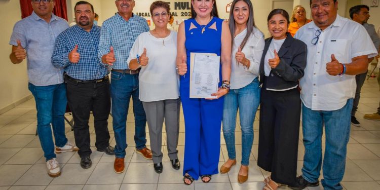 RECIBE CONSTANCIA COMO PRESIDENTA ELECTA EDITH AGUILAR VILLAVICENCIO