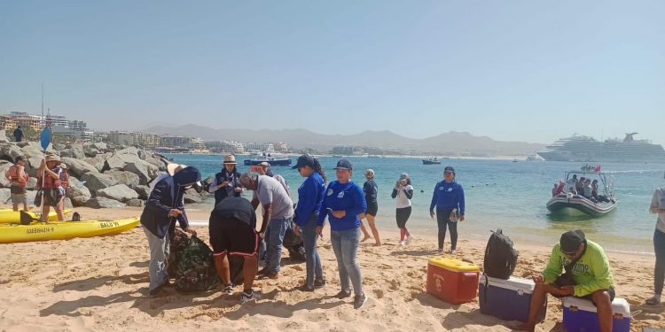 RETIRA PERSONAL DE ZOFEMAT 168 KILOS DE BASURA DEL FONDO MARINO EN LOS CABOS