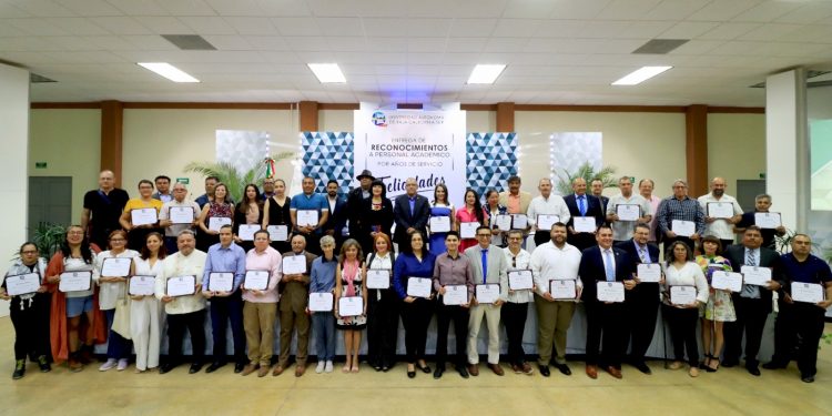 LA UABCS RECONOCE LA DEDICACIÓN DE SU PERSONAL DOCENTE