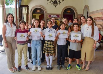 ENTREGAN SIPINNA Y ATENCIÓN CIUDADANA 12 APOYOS ECONÓMICOS A INTEGRANTES DEL CABILDO INFANTIL DE LOS CABOS PARA ADQUISICIÓN DE EQUIPOS DE CÓMPUTO