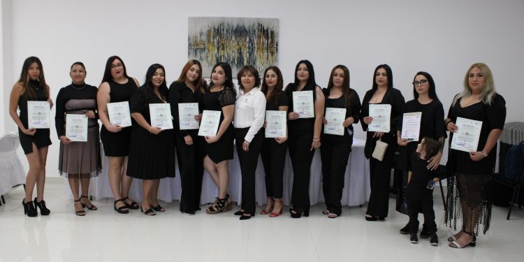 CONCLUYEN USUARIAS DEL CJM CURSO DE TRAZOS DE CEJAS Y APLICACIÓN DE PESTAÑAS