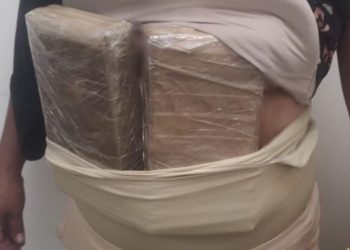 EN JALISCO, GUARDIA NACIONAL DETIENE A MUJER CON DOS PAQUETES DE APARENTE COCAÍNA ADHERIDOS A SU CUERPO CON UNA FAJA