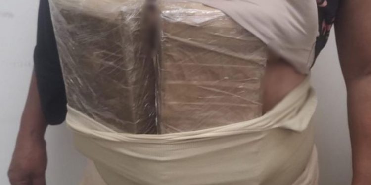 EN JALISCO, GUARDIA NACIONAL DETIENE A MUJER CON DOS PAQUETES DE APARENTE COCAÍNA ADHERIDOS A SU CUERPO CON UNA FAJA