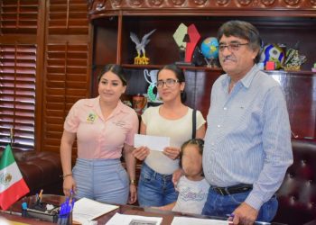 GOBIERNO DE LOS CABOS ENTREGA A MADRE DE FAMILIA APOYO ECONÓMICO PARA CUBRIR GASTOS DE CIRUGÍA MENOR