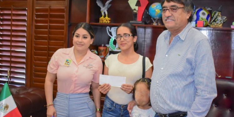 GOBIERNO DE LOS CABOS ENTREGA A MADRE DE FAMILIA APOYO ECONÓMICO PARA CUBRIR GASTOS DE CIRUGÍA MENOR