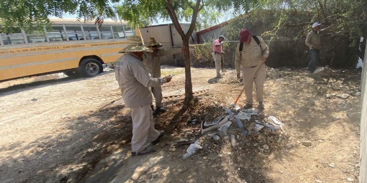 SERVICIOS PÚBLICOS CONTINÚA CON EL RETIRO DE BASURA EN ESCUELAS, CENTROS DE SALUD Y HOSPITALES DE BASURA DEL MUNICIPIO DE LOS CABOS