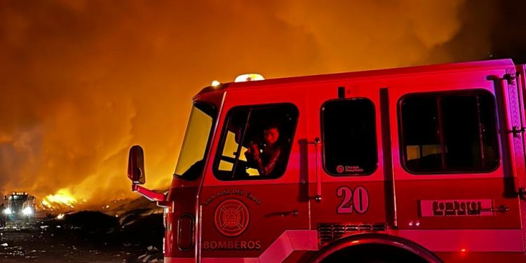 PROTECCIÓN CIVIL MUNICIPAL Y BOMBEROS TRABAJARON COORDINADAMENTE PARA CONTROLAR EL INCENDIO EN EL RELLENO SANITARIO DE PALO ESCOPETA EN SJC