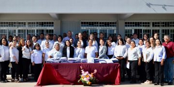 ENTREGAN UNIFORMES A PERSONAL DE ICATEBCS