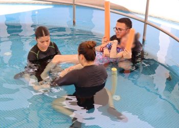 OFRECEN REHABILITACIÓN A TRAVÉS DE LA HIDROTERAPIA A BENEFICIARIOS CON DISCAPACIDAD DE CASA DE DÍA