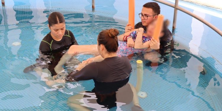 OFRECEN REHABILITACIÓN A TRAVÉS DE LA HIDROTERAPIA A BENEFICIARIOS CON DISCAPACIDAD DE CASA DE DÍA