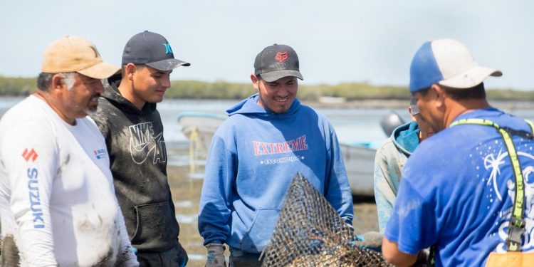 ELABORAN 90 MANTAS DE “GRAFITI TEJIDO” PARA INTERNAS DEL CENTRO DE REINSERCIÓN SOCIAL DE LA PAZ