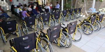 EL SMDIF LOS CABOS HIZO ENTREGA DE 14 SILLAS DE RUEDAS  A FAVOR DE LAS PERSONAS CON DISCAPACIDAD.