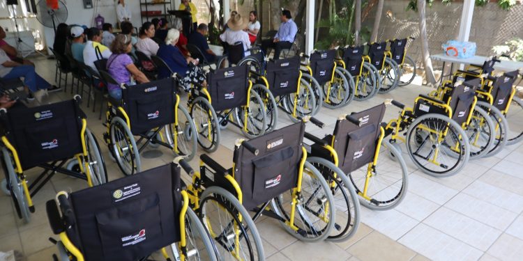 EL SMDIF LOS CABOS HIZO ENTREGA DE 14 SILLAS DE RUEDAS  A FAVOR DE LAS PERSONAS CON DISCAPACIDAD.