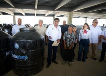 CUMPLE PRESIDENTE MUNICIPAL DE LOS CABOS EL COMPROMISO CON 150 FAMILIAS DE CSL AL HACER ENTREGA DE TINACOS.
